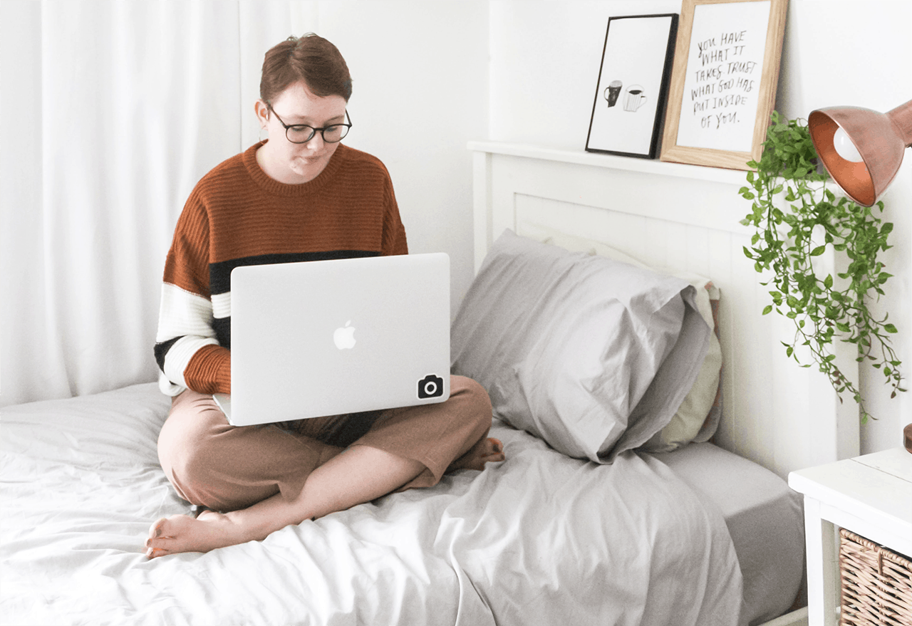 A college student works on a dropshipping site
