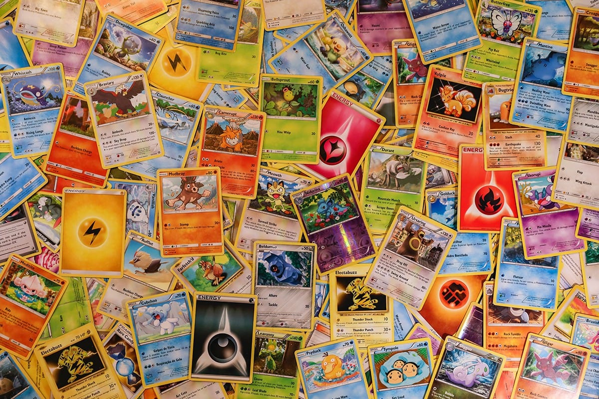 Mixed lot of Pokemon cards.