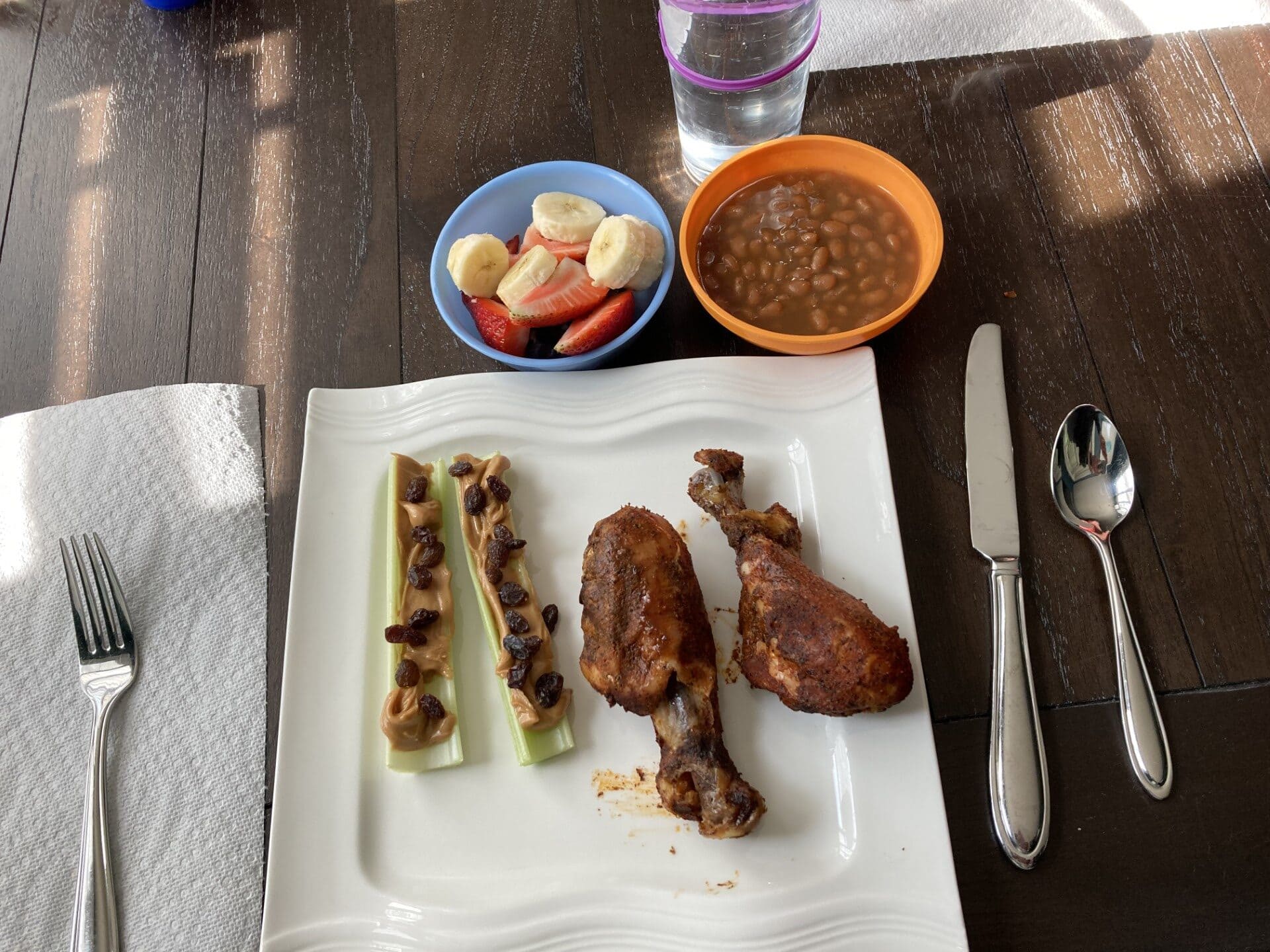 Cooked chicken drumsticks.